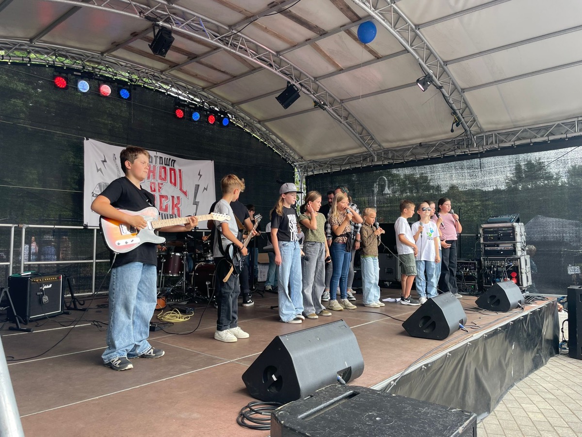 Die Band auf der Open-Air-Bühne beim Familientag in Bad Marienberg