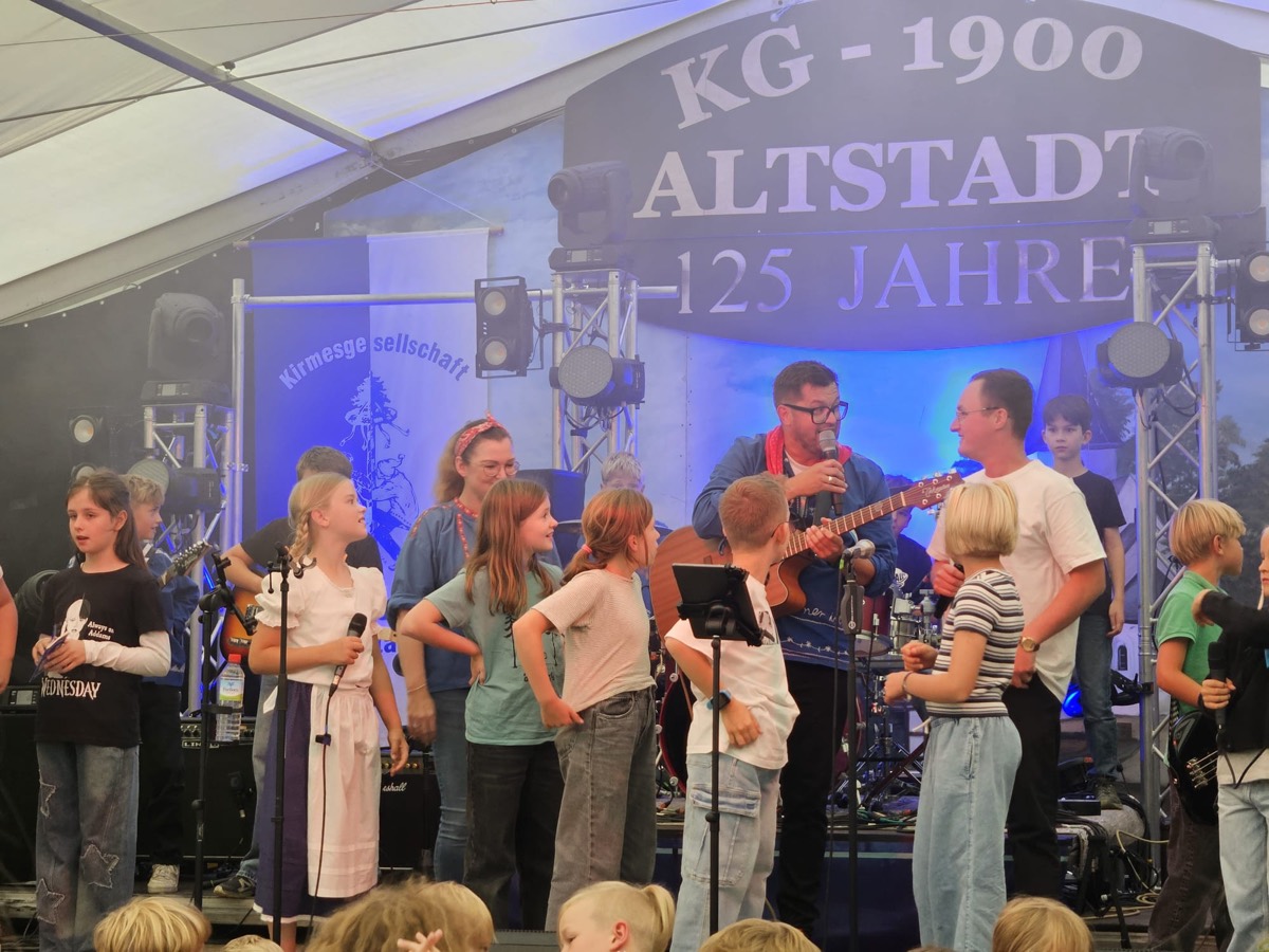 Die Band gemeinsam mit Publikum im Festzelt der Kirmes Altstadt