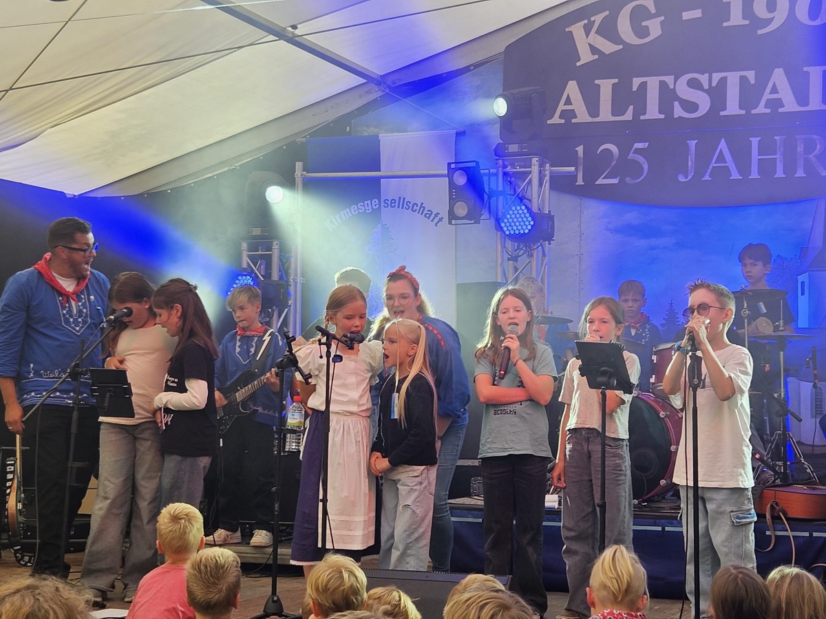 Sängerinnen und Sänger der Band im Festzelt der Kirmes Altstadt