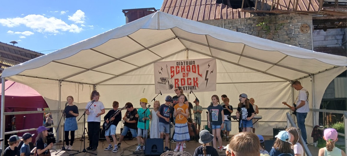 Panorama der Festivalbühne im Stöffel-Park mit der ganzen Band