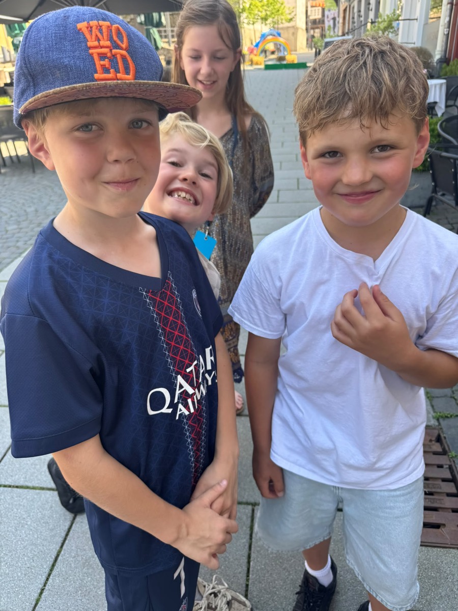 Drei Jungs und ein Mädchen posieren in der Altstadt