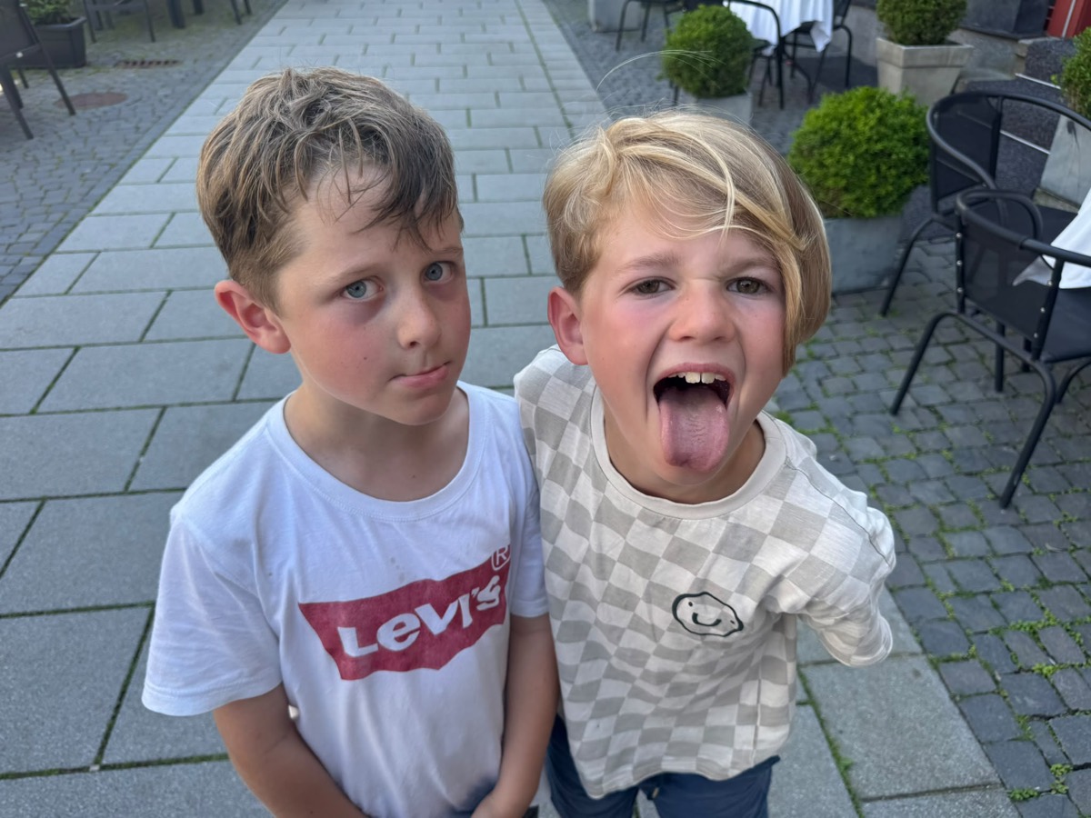 Zwei Jungs ziehen Grimassen in die Kamera