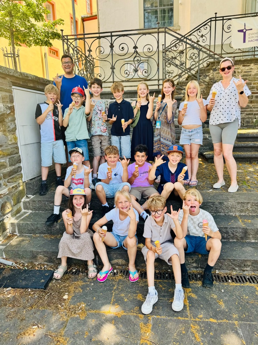 Die Band mit Eistüten auf einer Treppe nach dem abgesagten Auftritt